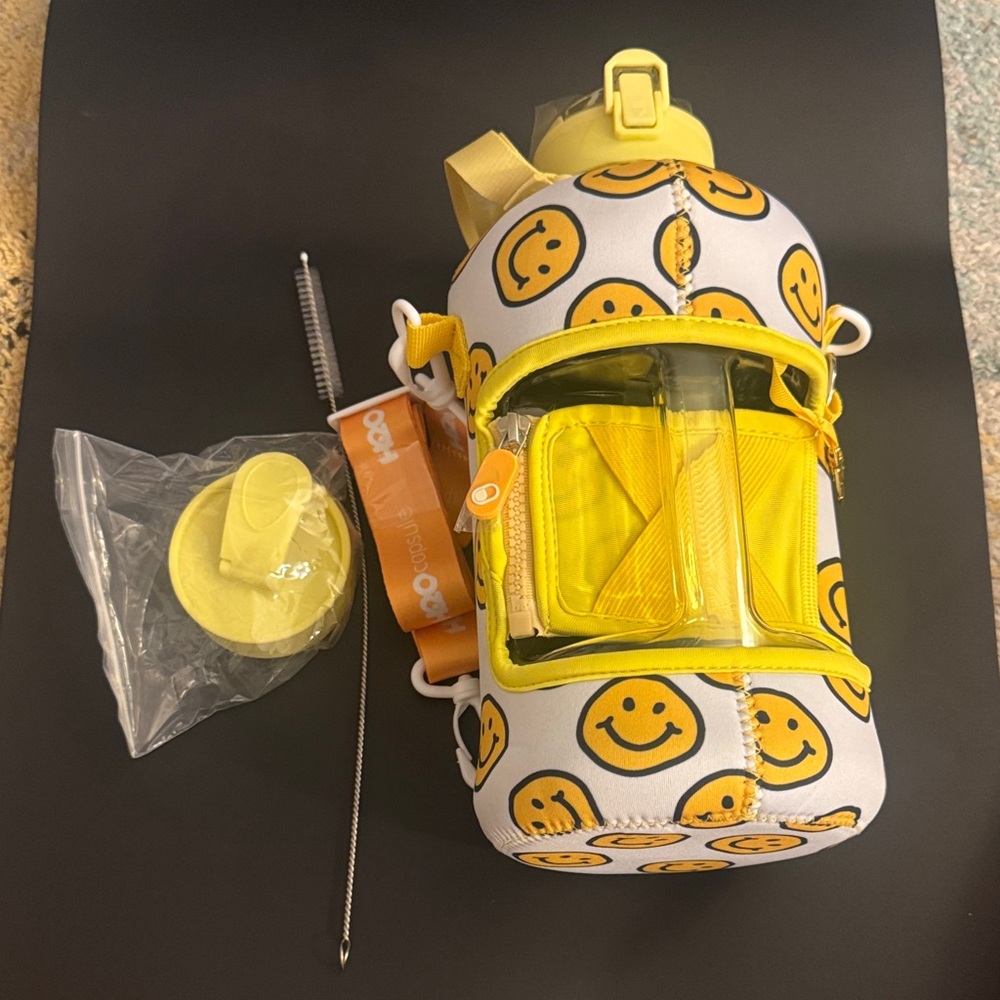 NEW H2O Capsule 2.2L Half Gallon Water Bottle with sleeve yellow happy face